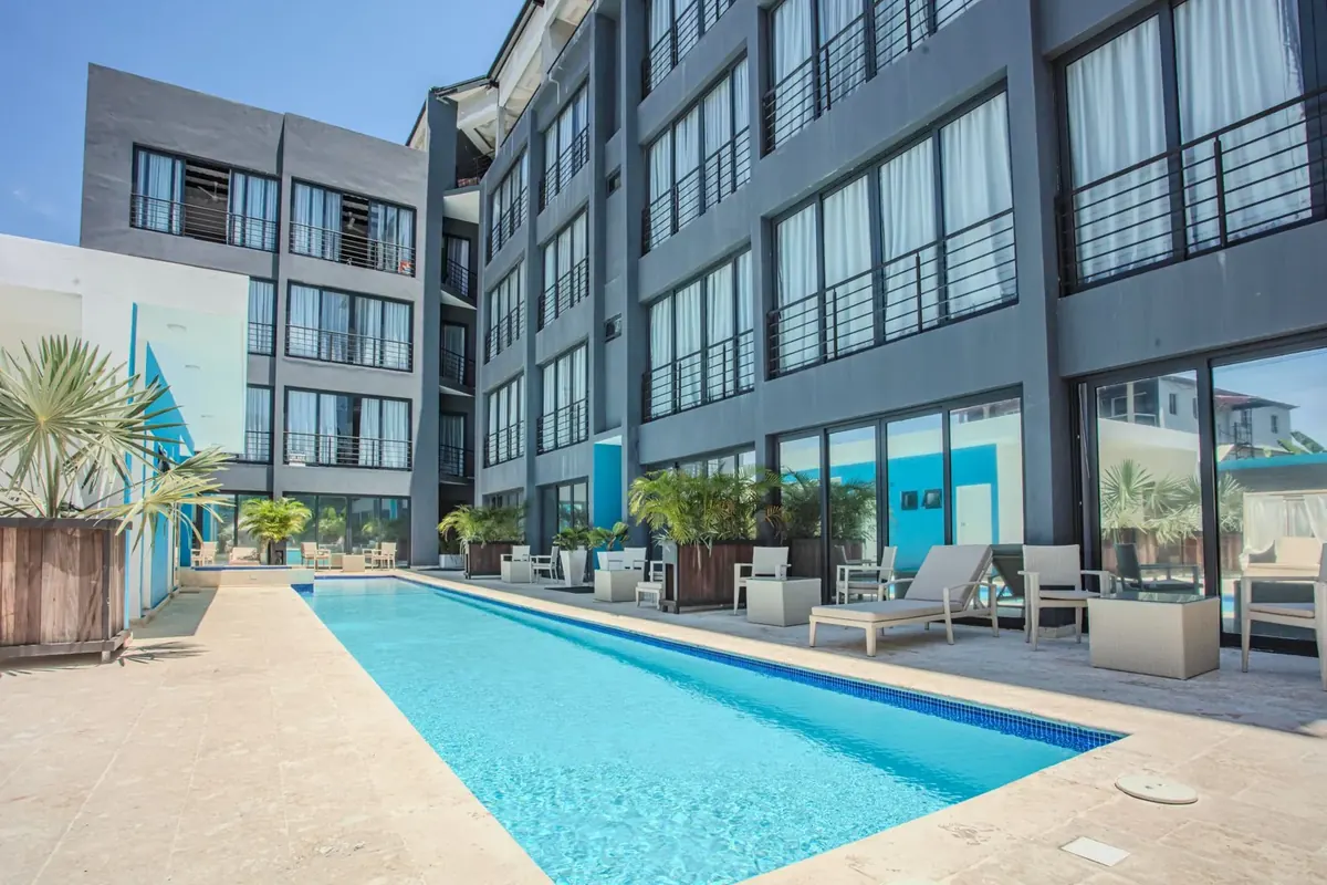 Rizz Suites Sosúa, pool and apartment building